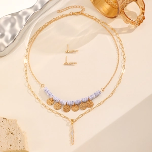 Nahaufnahme der 14K Gold-Schichtkette mit lila Steinperlen und Blitz-Anhänger-Set