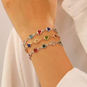 Vue détaillée d'un collier à chaînes superposées avec pierres de cristal en forme de cœur
