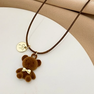 Collana con ciondolo a forma di orsetto marrone e charm dorato con cordino cerato