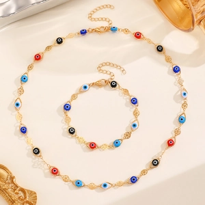 Détail d'une parure dorée Mauvais Œil avec perles en émail colorées et fermoirs mousqueton