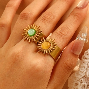 Details des vergoldeten Edelstahlrings mit grünen und gelben Sonnenblumendecksteinen
