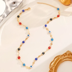 Détail du collier de perles Evil Eye coloré avec chaîne dorée réglable et fermoir mousqueton