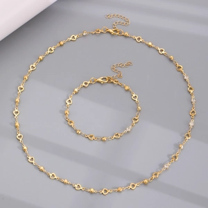 Détails de l'ensemble collier et bracelet à cœurs dorés avec cristaux blancs
