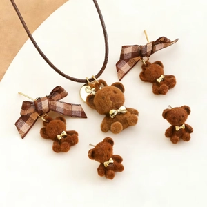 Simpatici Gioielli con Collana e Orecchini a Pendente con Orsetto Floccato Marrone per Donna Collana Lunga a Maglione in Lega
