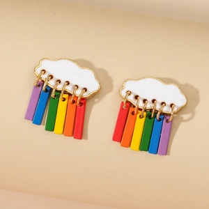 Chique wolk- en regenboogoorbellen met kleurrijke kwastjes en gouden accentdetails