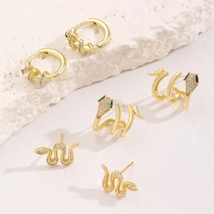 Luxuriöse Schlangen-Ohrstecker in Gold mit Zirkonia-Steinen und grünen Akzenten