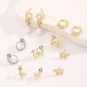 Elegante Schlangen-Ohrstecker mit Zirkon-Mikro-Pavee, Perlen und grünen Edelsteinaugen