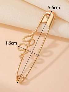 Nahaufnahme der goldenen Schlangenbrosche mit Nadelverschluss, 5,6 cm lang und 1,6 cm breit