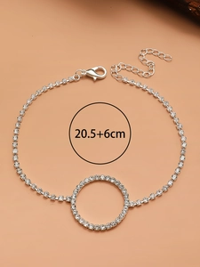 Détail de la chevillère en strass argentés avec fermoir mousqueton et chaîne d'extension