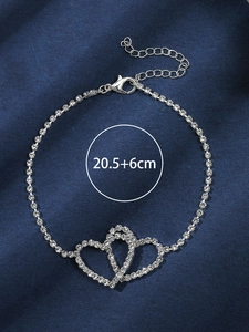 Détail de la chevillère strass double cœur argenté avec fermoir mousqueton et extension