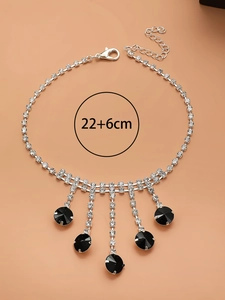 Détail de la chevillère argentée avec strass noirs et chaîne réglable de 22+6cm