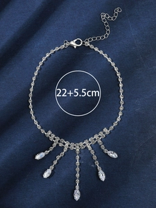 Détails de la chevillère en strass argentés avec pendentifs goutte et fermoir mousqueton