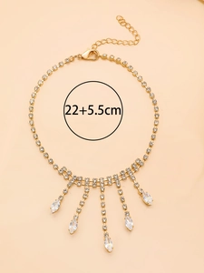 Détail de la chevillère dorée en strass avec gouttes de cristal et fermoir réglable à mousqueton