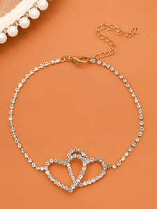 Détail d'un pendentif double cœur doré avec strass scintillants et fermoir mousqueton réglable