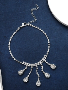 Détail d'une chaîne de cheville de mariée avec strass scintillants et pendentifs poires
