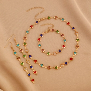 Buntes Herz-Edelstein-Schmuckset aus Gold mit Halskette, Armband und hängenden Ohrringen