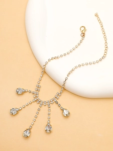 Détail de la chevillère à franges en strass avec cristaux en goutte et chaîne dorée