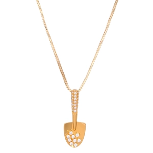 Makroansicht goldener Schaufel-Anhänger mit Zirkonia an einer feinen Box-Halskette
