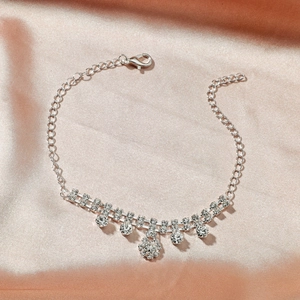 Détail de la chevillère en strass argenté avec doubles rangées de cristaux sur soie