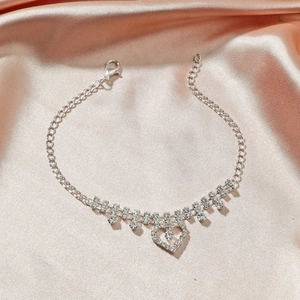 Détail de la chevillère cœur en strass argentés avec franges en zircon sur soie rose