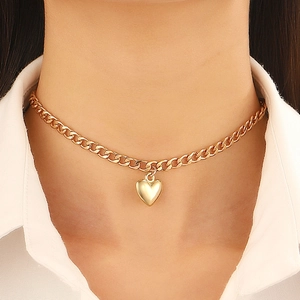 Minimalistische goldene Halskette mit Herzanhänger und grober Gliederkette für Damen