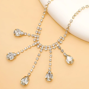 Chaîne de cheville élégante dorée avec strass et cristaux en forme de gouttes