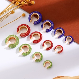 Ear cuff a forma di C con strass colorati blu, rossi e verdi su base in metallo dorato