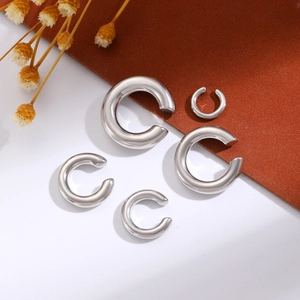 Polished silver C-shaped ear cuff set in minimalist style without piercing