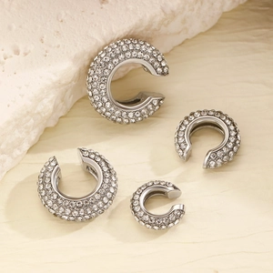 Vista dettagliata di ear cuff a forma di C in argento con zirconi bianchi brillanti