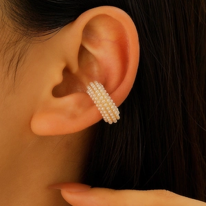Vista macro di un earcuff multistrato con perle finte senza buco all'orecchio