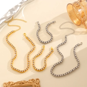 Elegante goud- en zilveren tennis collier en armband set met sprankelende zirkonia's