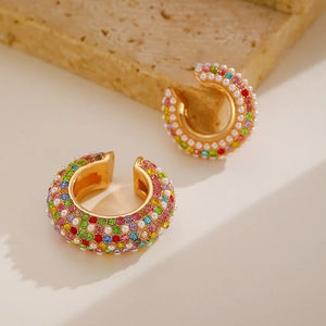 Orecchini a cerchio dorati vintage con strass colorati e perle in stile bohémien