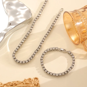 Detailopname van de sprankelende zirkonia tennisketting en armband in zilveren afwerking