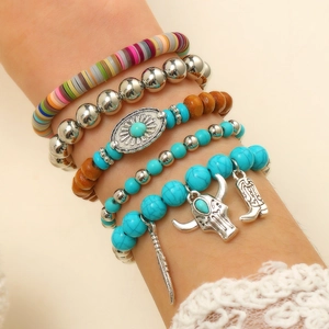 Bracciale bohémien multistrato con perline di turchese, legno e ciondoli western