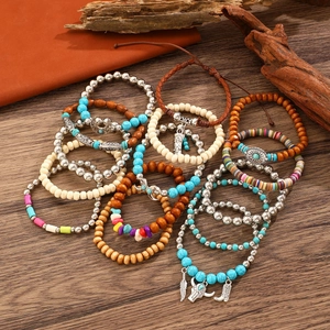 Detail eines mehrlagigen Herren-Armbands im Boho-Stil mit Holzperlen und Türkis