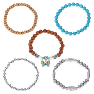 Set di cinque bracciali bohémien con perline turchesi, perline in legno e ciondoli argentati