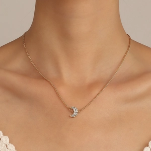 Elegante collar de luna creciente dorada con circonitas y una cadena fina minimalista