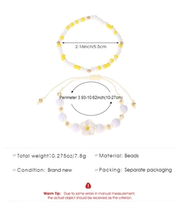 Detalle del juego de pulseras de cuentas con dimensiones y dije de flor de plumeria
