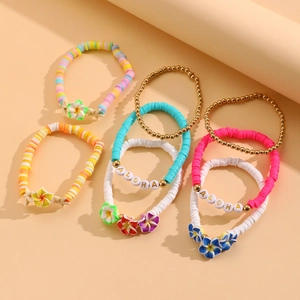 Detalle de pulseras de arcilla polimérica de colores con estrellas de mar y letras Aloha