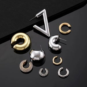 Détails de boucles d'oreilles C géométriques dorées et argentées avec cristaux brillants
