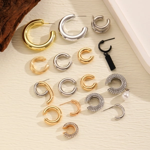 Détails de boucles d'oreilles et de manchettes d'oreilles en or, argent et or rose