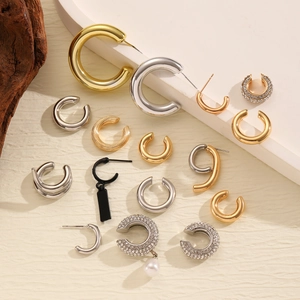 Ensemble de créoles dorées et argentées avec bijoux d'oreilles, perles et strass