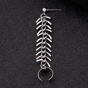 Boucles d'oreilles arêtes de poisson argentées avec clou et manchette à chaîne unique