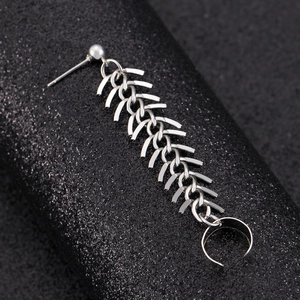 Vue détaillée de la boucle d'oreille arête de poisson argentée avec clou et manchette