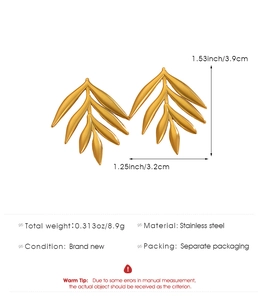 Détail de boucles d'oreilles feuilles dorées montrant l'acier inoxydable et les dimensions