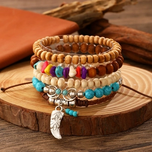 Fünfteiliges Boho-Armband-Set mit Türkisperlen, Holzperlen und Leder-Mondanhänger
