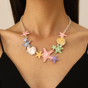 Dettaglio della collana con stelle marine e conchiglie colorate e perle su catena