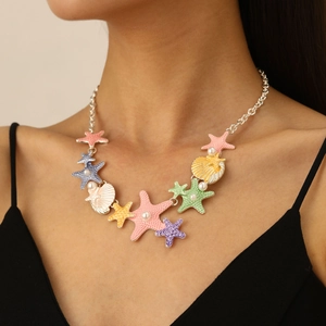 Dettaglio della collana con ciondoli a forma di stella marina colorata e conchiglie