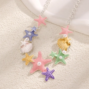 Primo piano della collana oceanica con stelle marine colorate, conchiglie e perle bianche