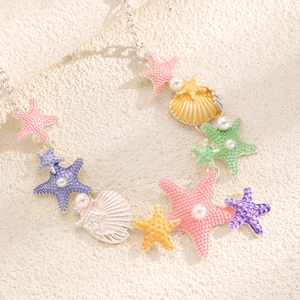 Collana con ciondoli a stella marina e conchiglia, smalto colorato e perle